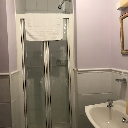 The Old Smokehouse לינה וארוחת בוקר דינגל